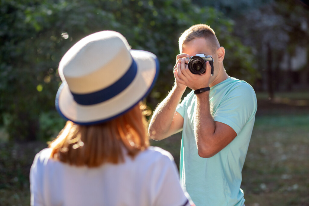 Fotograf macht Fotos auf privater Gruppenreise